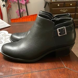 Vionic Millie ankle boots